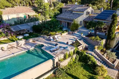 Image de L'Encantada, propriété de charme dans Nîmes avec piscine et espaces verts