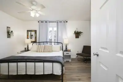 Image de Newly Renovated Townhome with Three King-Size beds