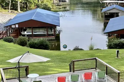 Image de Cozy waterfront retreat in a quiet cove directly off main lake.