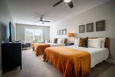 Image de Hot-tub+Game Room+Screened In Back Deck with Fireplace+Walk to Dt Helen