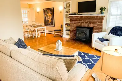 Image de Stay close to Usna Stadium with screened-in porch and parking