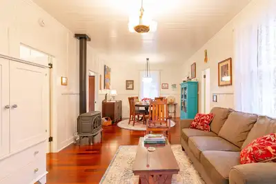 Image de Historic Turn-of-the-Century Bungalow in the heart of Volcano Village.