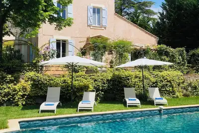 Image de La Bastide de Villecroze, au milieu d'oliviers et de vignes.