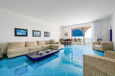 Image de Enchanting villa on three levels with direct access to the sea and view of Capri