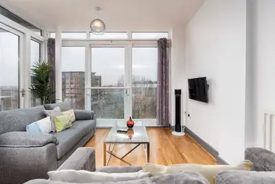 Image de Urban Oasis: Garden Views, Balcony, Free Parking