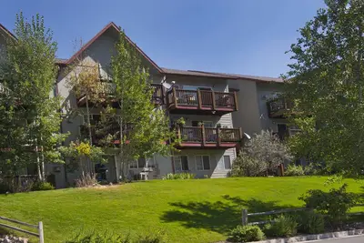 Image de Luxueux condo 2 chambres avec vue imprenable, à distance de marche de Tout!