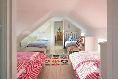 Image de White Cottage - A large six bed beachside holiday home