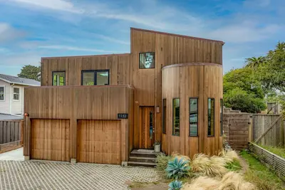 Image de Modern indoor-outdoor living w/Hot Tub – Walk to Beaches & Mountain Trails