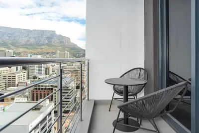 Image de Designer’s Retreat with Views for Days