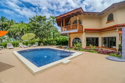 Image de Dreamy Tropical Escape W/ Fast WiFi, Beach Access, Private Pool, Ac & Balcony