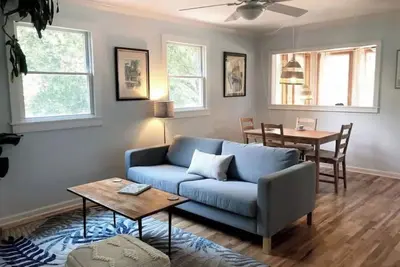 Image de Newly renovated surfers beach box clean/quiet/cozy/relaxing/sunroom w/ plants!