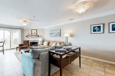 Image de 2nd-floor condo 1 block to Main Pier with ocean/sunrise views, central Ac, WiFi