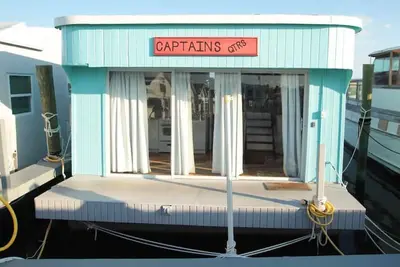 Image de Aqua Lodge Houseboat \"Captain's Quarters\"