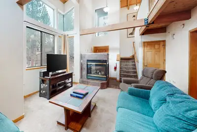 Image de Spacious townhouse with hot tub, pool, high-speed WiFi, & fireplace, sleeps 6