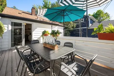 Image de Unique Excelsior Home! Location Location Location!