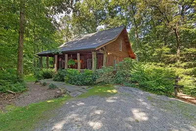 Image de A Laurel Haven, with big porches and a log cabin feel. Fireplace.