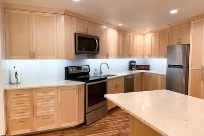 Image de Clean, Modern Guest Suite in the Hills with Large Kitchen and Private Deck