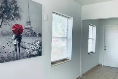 Image de Super Cozy and Private 2 Brm Apt in Hollywood!