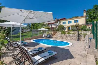 Image de Maison de vacances avec piscine privée pour 6 personnes env. 194 qmà Kršan, Istrie (Côte est de l'Istrie)