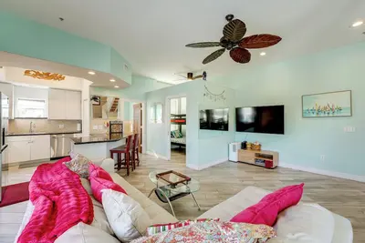 Image de Colorful Townhome, Steps to Clearwater Beach!