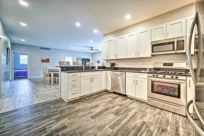 Image de Modern Apartment w/ Deck: 3 Miles to Grass Lake!