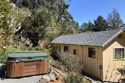 Image de Relaxing Beekeeper's Cottage with hot tub