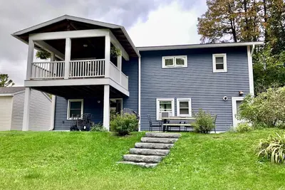 Image de Second floor unit close to downtown Beulah & Crystal Lake for year-round fun!