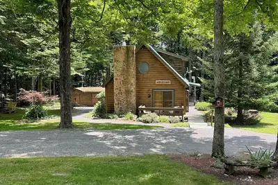 Image de Peaceful & Serene  🦌 Cozy Hillside Cabin  ☀️ Koi Pond 🐸 Pet Friendly 🐕