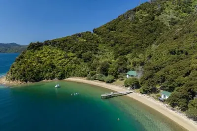 Image de Sunset Cottage right on the beach.