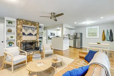 Image de Fire Pit & Music Lounge: Chic Home in Pegram