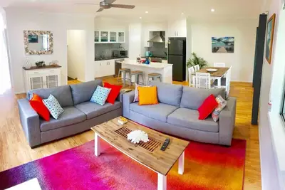 Image de Deluxe 3 bed, 2. 5 bath Escape! Spacious, wifi, central location walk everywhere!