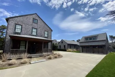 Image de Recently built and renovated classic Nantucket style home 4br and 3ba