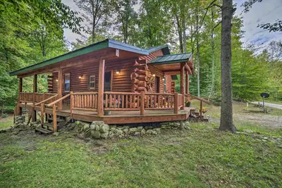 Image de Updated Manistique Log Cabin, Yard & Fire Pit
