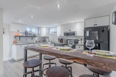 Image de Two Bedroom Lower Unit With 500 Mbps WiFi, Parking & Self-check in