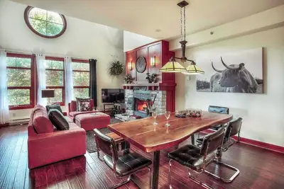 Image de Tremblant Les Eaux - 2 Chambres avec Accès Piscine et Spa, proche du Village Piétonnier (233-5)