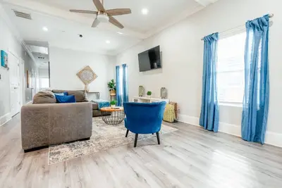 Image de Newly Renovated Home with Private Yard, Desk, WiFi, Near Downtown!