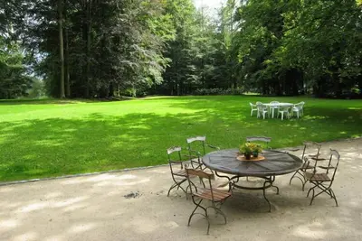 Image de Beau manoir à Beauplateau près de la forêt