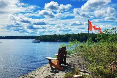Image de Cozy Waterfront Lake Muskoka Cottage by Cliff Bay
