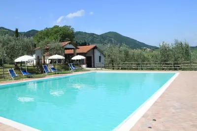 Image de Charmante ferme à San Baronto avec piscine