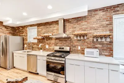 Image de Exquisite Downtown 5b/3. 5b w/Patio!