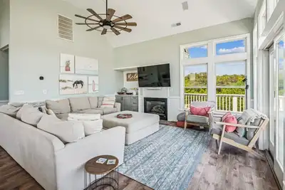 Image de 1042 - The Princess Tide, Oceanside with a Heated Private Pool. . . Bring Fido!