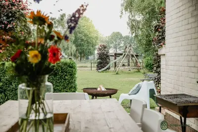 Image de Maison de vacances de bon goût à Leende avec terrasse
