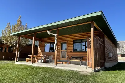 Image de Yellowstone Riverbend Cabin - Waterfront + Wildlife + Walk into Ynp only 1500 ft