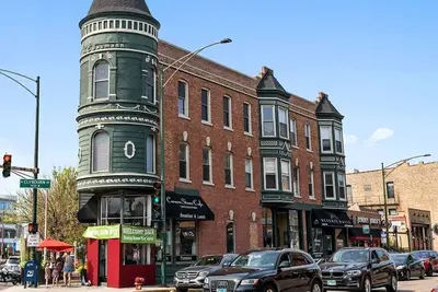 Image de Classic Lincoln Park  2 bedroom condo- parking included