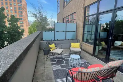 Image de Serenity Pearl: West-Facing private terrace, garden, Roomba, Roku Tv, parking