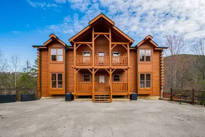 Image de Large Cabin-12 Bedrooms-Theater-Community Pool-Hot Tub-Arcade-Pool Table