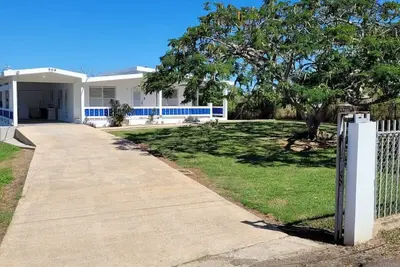 Image de Spacious Single Story spacious 3bd + 1 with A\/C. 3 side wrap around veranda.