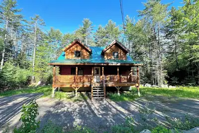 Image de Log Home 20min to Bretton Woods! Ac, hot tub, wifi, cable, fireplace, fire pit, dog friendly!