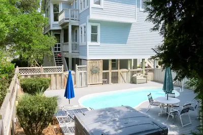 Image de C1131 Corolla Light! Dogs! Heated Pool! Hot tub! Walk to restaurants!