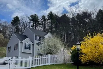 Welcoming beautiful quiet one bedroom with private bath overlooking nature